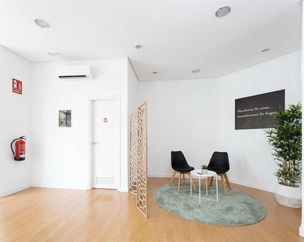 Sala de espera de la oficina de JH Agentes