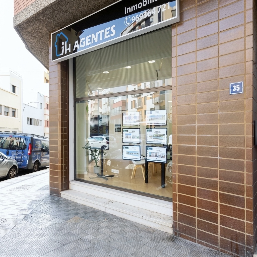 Escaparate de JH Agentes con viviendas en venta