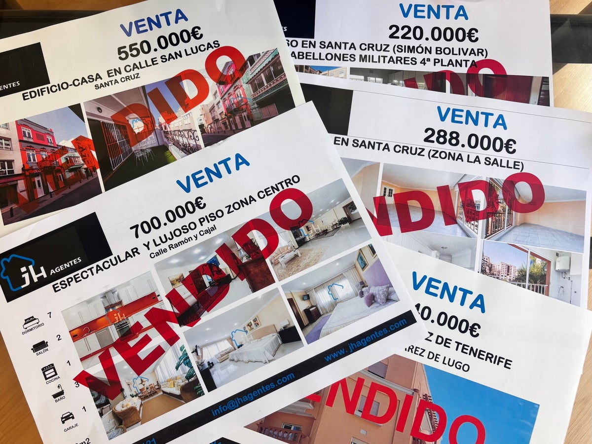 Reunión con clientes en JH Agentes Inmobiliaria